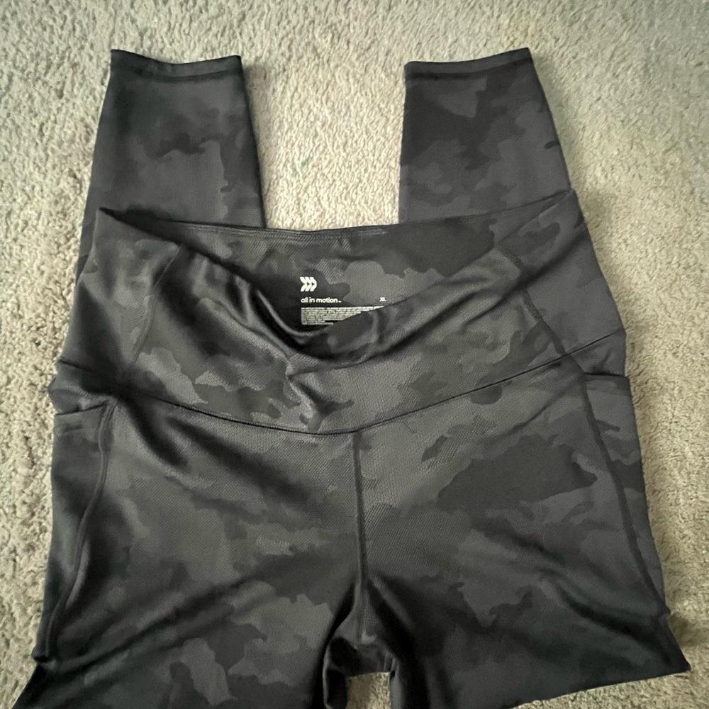 Women’s target camo leggings with pockets